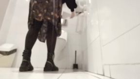 Room next to my boss - Huuuuge splashes & loud toilet sounds but missed focus