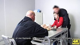 Preciosa modelo decide ganar dinero con las drogas pero fracasa