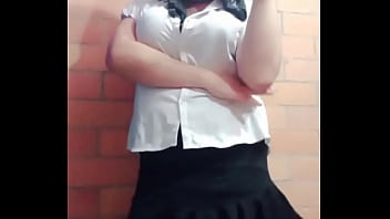 La maestra Liseth con su sexy vestido, se desnuda, masturba y pasa su semen por sus labios
