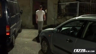 Orgia caseira amadora: Lucas Knowles e Leo Yankho amarrados e dominados em uma intensa foda anal em grupo.