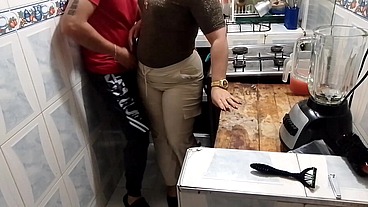 Sexo en la cocina con Chica que vino a buscar empleo en el restaurante