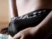 Mostrando na cueca, com pirika grande