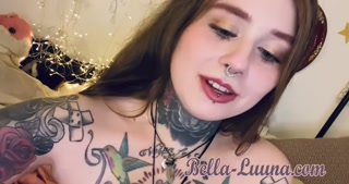 Pussy Play! Heißes Tattoo-Babe FICKT ihr Muschi für dich!!!
