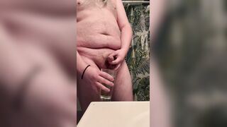 Round hoe swallows his own urinate