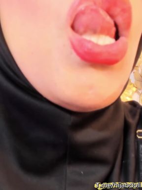 Arab amateur hijabi girl shows off her lips