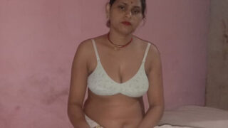 Cô gái châu Á quyến rũ bị "thịt" mông căng tròn theo kiểu doggy style.