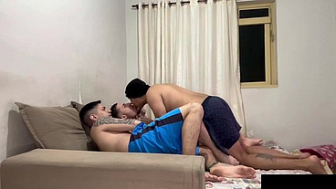 CASAL PAGOU PRO VIZINHO MACETAR OS DOIS SEM DÓ