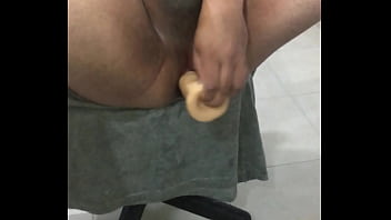 sentando masturb&aacute_ndome con mi consolador