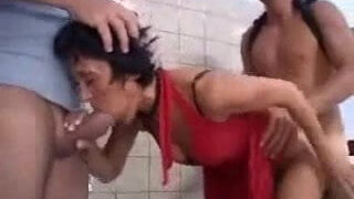 Un tío folla analmente a una MILF madura en un trío