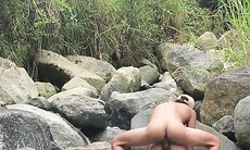 clava al futbolista sin cesar