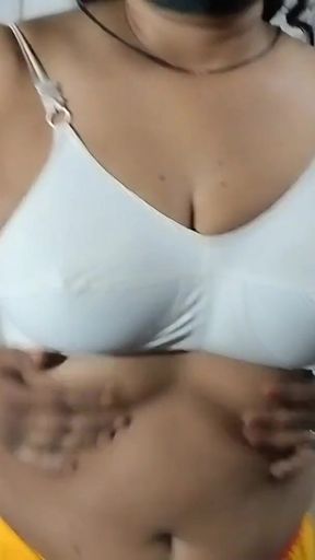 Hot Saloni big boobs shoowing   Clip 1