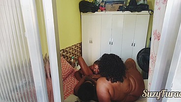 Convenci meu namorado a fuder-meia-irmã dele no pelo, que foda gostosa com muito leite na cara das safadas