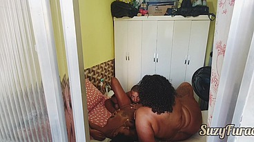 Convenci meu namorado a fuder-meia-irmã dele no pelo, que foda gostosa com muito leite na cara das safadas