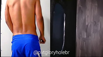 ROLA E BUNDA PERFEITA... ESSE VIZINHO VEIO GOZAR NO GLORYHOLE (COMPLETO NO RED)