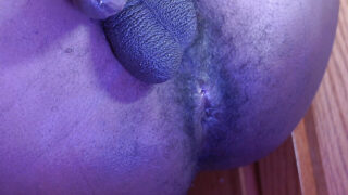 包茎のタトゥーを入れたゲイのアマチュアが毛深い黒人BBCのダディに支配される