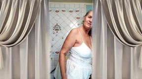 Hot housewife Lukerya. A mature Ukrainian woman shows off her figure and poses for the camera at home.