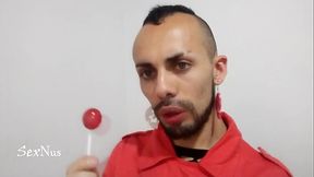 Chupando un gran dulce