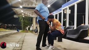 motorista no ponto de onibus fazendo pegacao