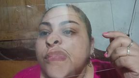 Mi rostro aplastado contra el cristal: cara, boca, nariz y lengua en primer plano solo para ti.