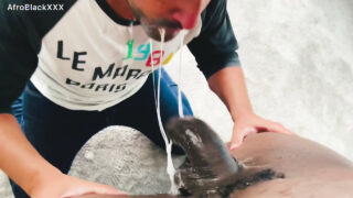 黑人猛男上位猛干渴望的受，直到射出浓稠精液喷满他的脸。