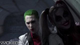 Cosplayerka Harley Quinn ruchana w dupę przez Jokera i Batmana