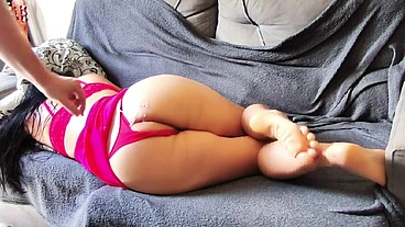Meio-irmão se masturba em silêncio para sua meia-irmã - Franc gosta de uma boa punheta ao ver Milla deitada no sofá, ele aproveitou e gozou em seu rabo, deixou ela toda gozada