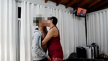 segundo dia en gualeguaychu , vuelve caliente de l a calle y tuve que volver a llenarle el culo de leche durante horas .
