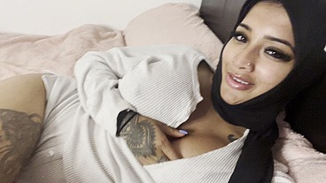horny hoejabi touching herself in pjs