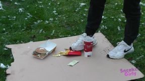 Sneaker-Girl Doro - Burger Menu Crush with Shoes