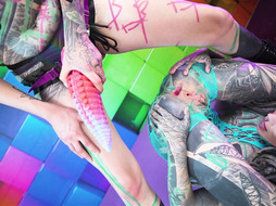 Illuz has a strapon to use on Anuskatzz