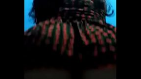 morena rabuda sentando