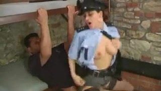 警察官のコスプレをしたホットなチェコ人熟女が二段ベッドでチンポに跨る