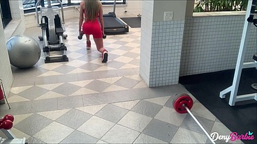 Milf gostosa deixou o Personal Trainer foder no doggystyle e sem camisinha depois do treino!