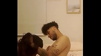 O vizinho veio arrumar a torneira, mas o clima esquentou e levei ele pro quarto deixe ele me fuder gostoso