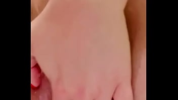 JE ME TOUCHE SOUS LA DOUCHE L&#039_eau est br&ucirc_lante... et moi aussi Viens me ...