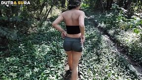 I kept teasing my stepdad in the middle of the woods until he couldn'_t resist and fucked my virgin ass and came in my mouth, and I swallowed it all. Dutrasura e Vagninho