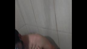 Topera cega tomando sua banheta