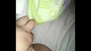 Ο λείος έφηβος twink απολαμβάνει μια ομαλή σόλο βόλτα με το αγαπημένο του buttplug