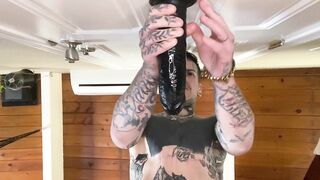 Lior Dandy pounds her juicy butthole while squirting with pleasure