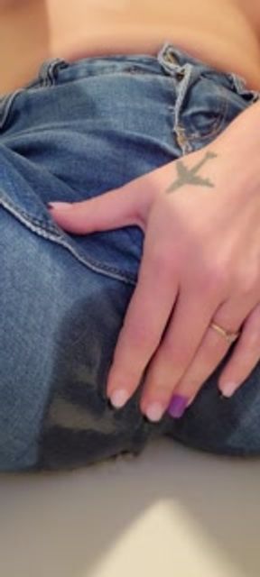 Piss in my blue jeans couldnt hold it love pissing on my self