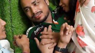 CHEATING WIFE EXPOSED! Boyfriend Caught With Her Friend In Shocking swinger SexGirlfriend Ko Boyfriend Ke Sath Uske Dost Ne Bi Choda Threesome Sharing Sex