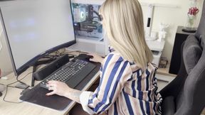 The Secretary Takes a Break in the Office and Starts Masturbating.