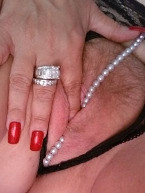 HORNY SLUT FISTS HER PUSSY FOR THE FIRST TIME