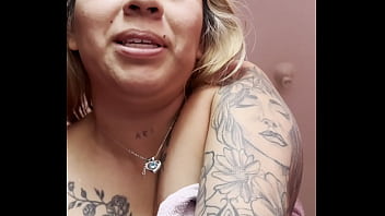 ESPOSO ME DESCUBRE MASTURBANDOME PARA EL VECINO