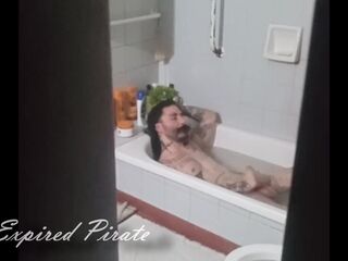 tocandome en la bañera