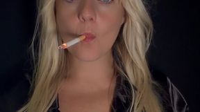 Close-Up Marlboro Talk & Smoke – Aurelia stripped back. Natural Face, Deep Drags & Light-Up Ritual