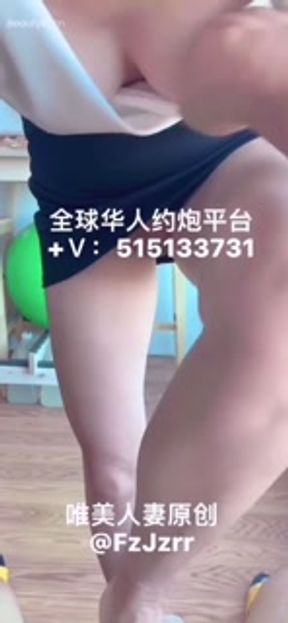 穿着漂亮的裙子做爱