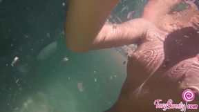Hot babe outdoor masturbate pussy at the resort