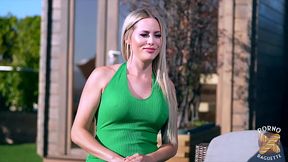 Maya veut se faire p&eacute_n&eacute_trer par deux belles bites !