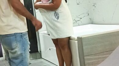 Colombiana receptionist takes huge dick in jacuzzi after hot seduction